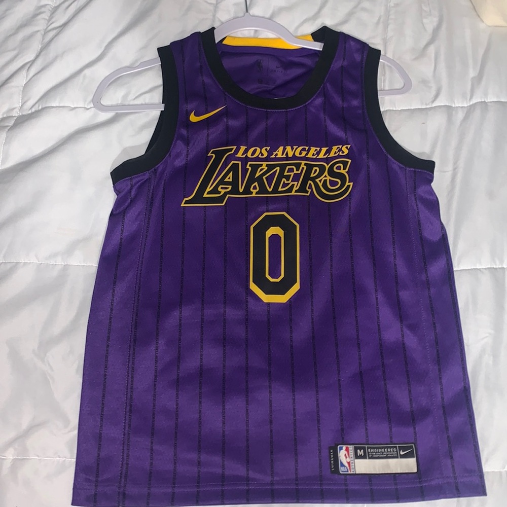 Selling this purple Kyle kuzma laker jersey in the size medium